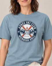 Woman wearing the Ice Blue Après Ski Club Crest T-shirt, close-up of the crest